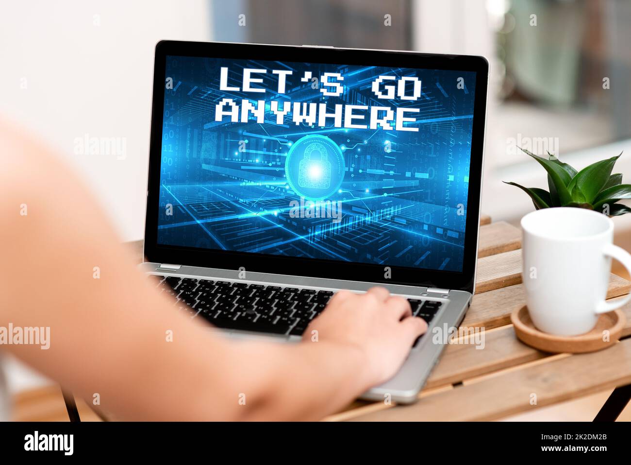 Text, der Inspiration zeigt, wo immer du willst. Internetkonzept Besuchen Sie neue Orte, um Fremde zu treffen, sich zu entspannen und die Hand zu tippen, neben Coffe Becher und Plant Working From Home. Stockfoto