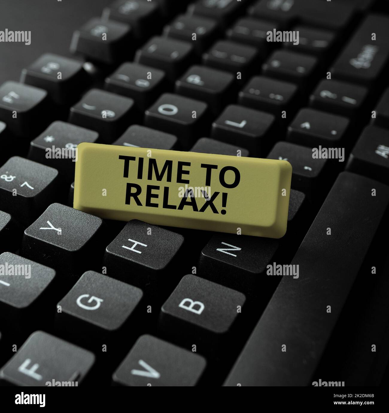 Schild mit der Aufschrift „Time to Relax“. Entspannungs-Momente mit Fotos für eine Pause bei der Arbeit oder zum Studium, um einen neuen Mystery-Roman zu schreiben und Online-Post in sozialen Medien zu erstellen Stockfoto