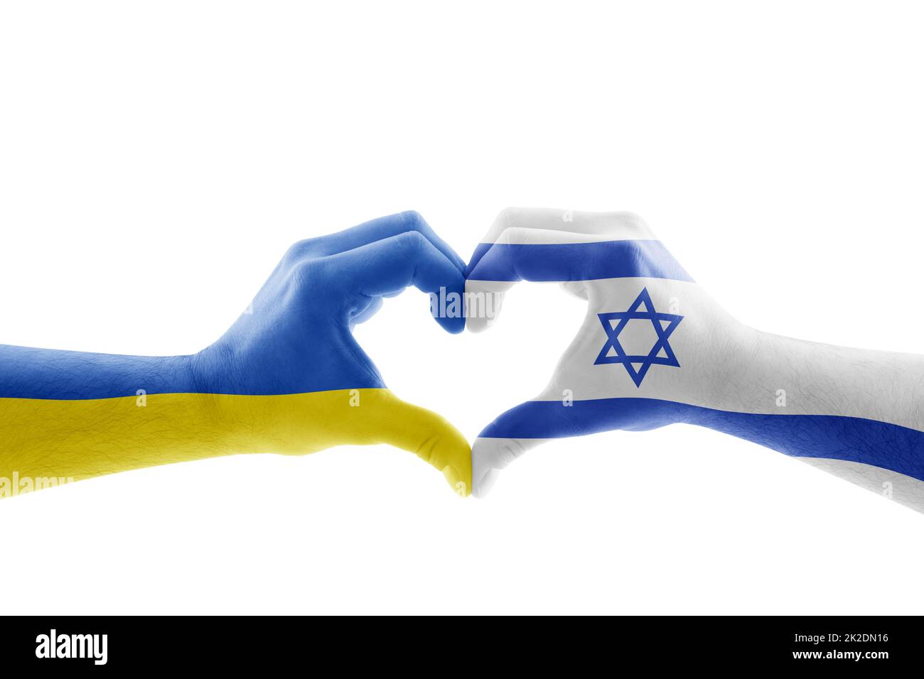 Zwei Hände in Herzform mit ukrainischer und israelischer Flagge isoliert auf weißem Hintergrund mit Abschneideweg Stockfoto