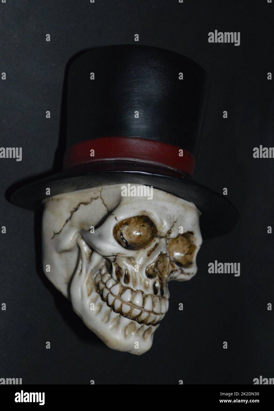 Voodoo-Schädel mit Hut in einem dunklen Raum Stockfoto