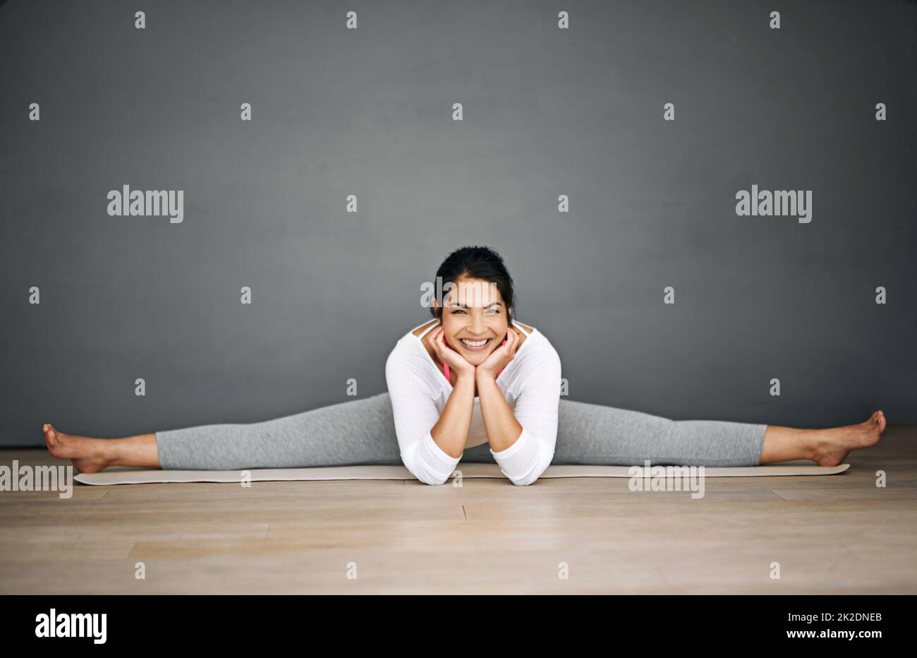 Yoga ist der beste Weg, um den Tag zu beginnen. Porträt einer attraktiven jungen Frau, die die Splits in ihrer Yoga-Routine macht. Stockfoto