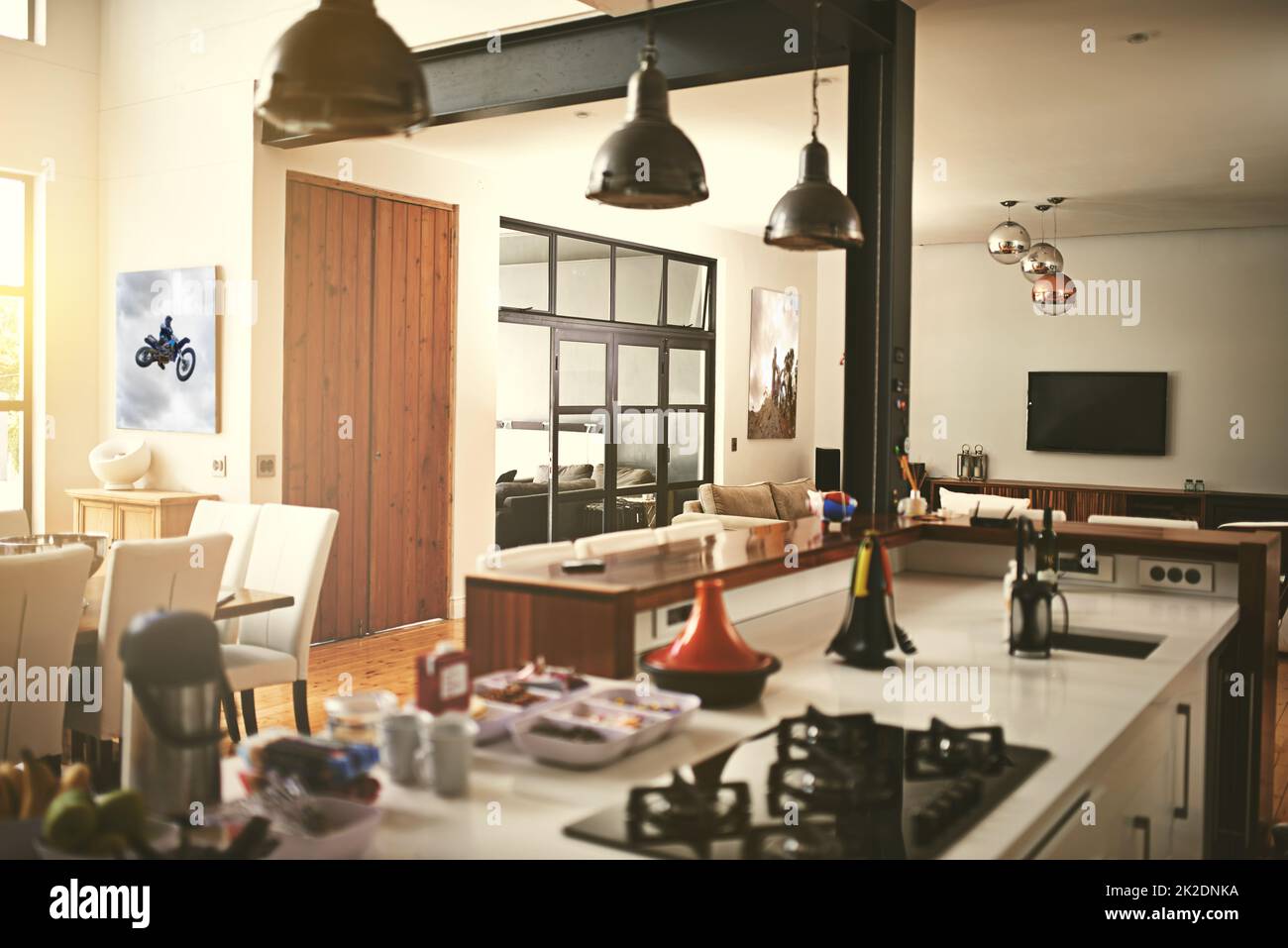 Stilvolle und geräumige Umgebung. Offener Küchenbereich in einem modernen, minimalistischen Haus. Stockfoto
