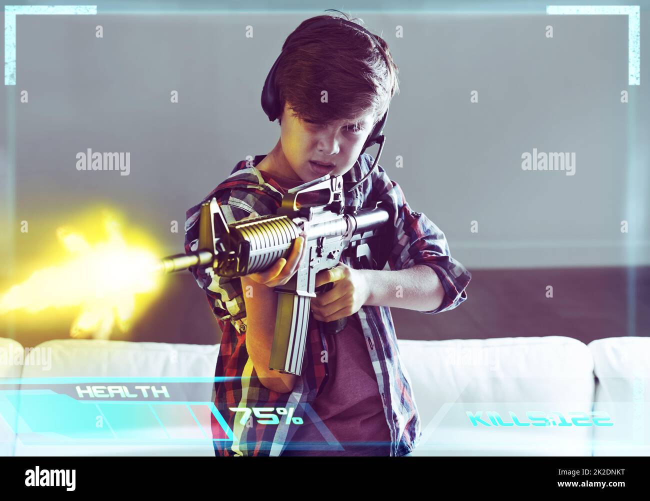 Call of Duty. Aufnahme eines Jungen, der gewalttätige Videospiele spielt. Stockfoto