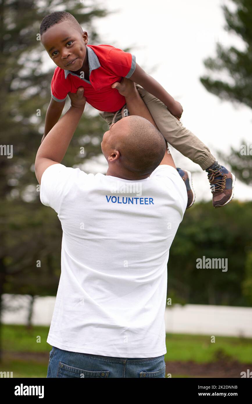 Arbeiten Sie für eine Sache, nicht für Applaus. Aufnahme von Freiwilligen, die mit kleinen Kindern arbeiten. Stockfoto