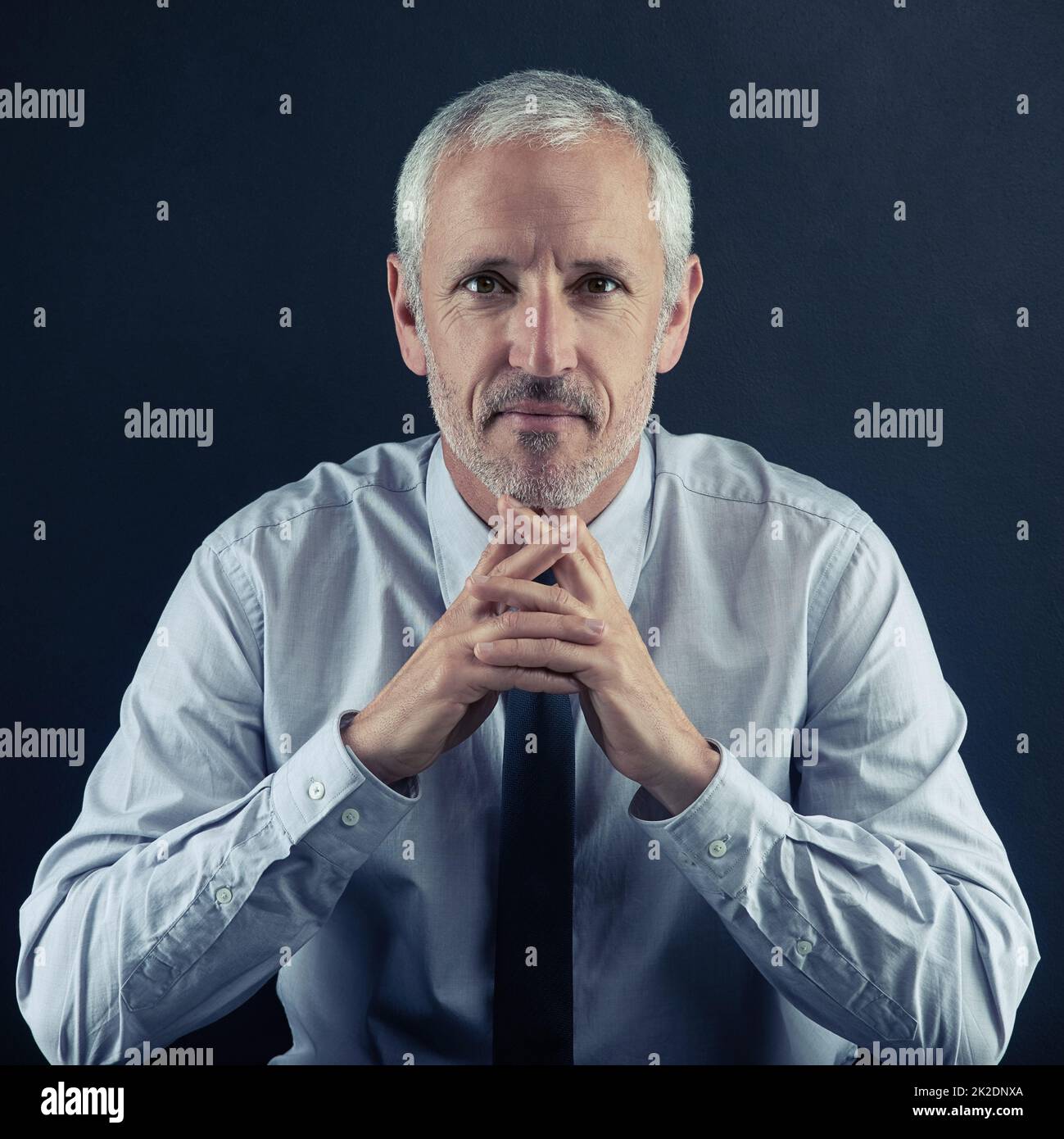 Ich nehme Sie Plätze in dieser Branche. Studioportrait eines reifen Geschäftsmannes vor dunklem Hintergrund. Stockfoto