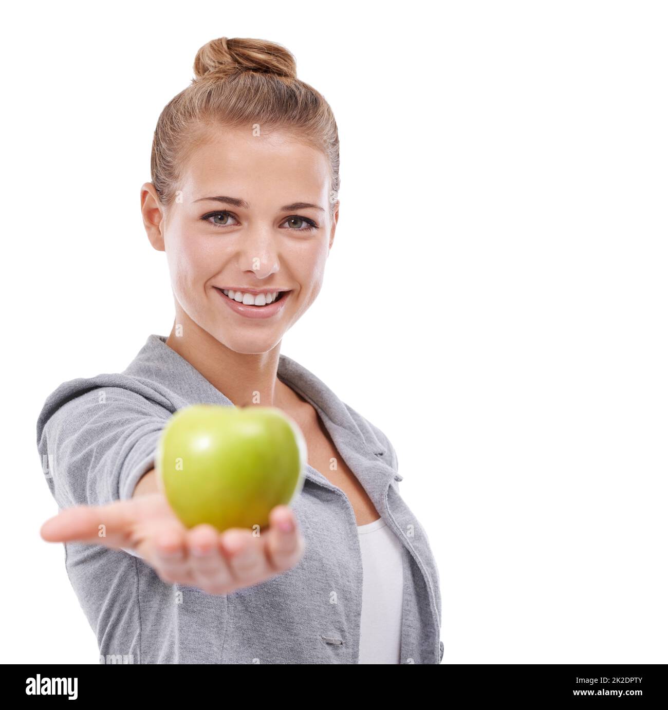 Frische Früchte für gesunde Haut. Eine junge Frau, die einen auf Weiß isolierten Apfel hält. Stockfoto