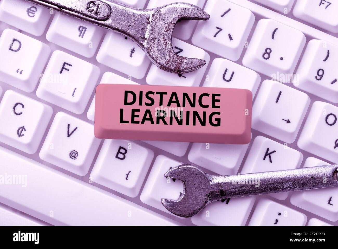Konzeptionelle Beschriftung Distance Learning. Über das Internet ausgestrahlte Lehrvorträge zum Thema Internetkonzept Abstrakt das Reparieren veralteter Websites und die Aufrechterhaltung der Internetverbindung Stockfoto