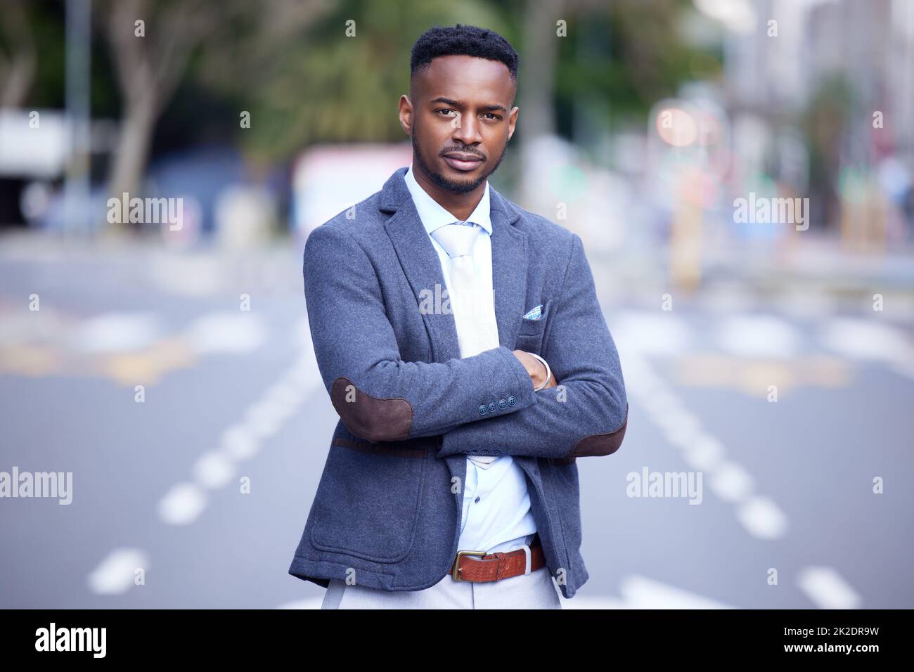 Wenn Sie durch die Hölle gehen, fahren Sie weiter. Aufnahme eines selbstbewussten jungen Geschäftsmannes in der Stadt. Stockfoto