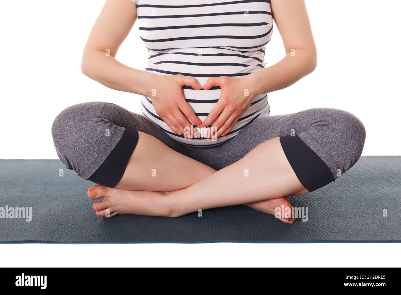 Schwangere, die Yoga Asana Asana Sukhasana macht Stockfoto