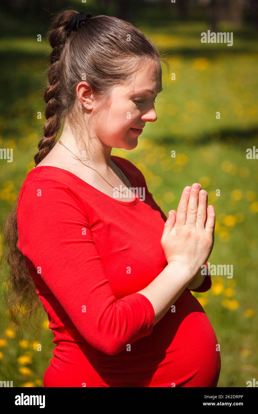 Schwanger Frau tut Asana Tadasana Mountain Pose im Freien Stockfoto