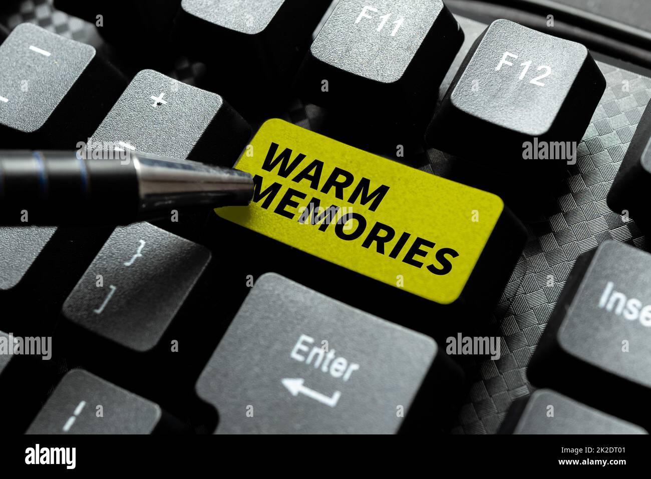 Textzeichen mit warmen Erinnerungen. Konzept Bedeutung warme Erinnerungen Online-Website-Informationen eingeben, E-Book-Inhalte bearbeiten und aktualisieren Stockfoto