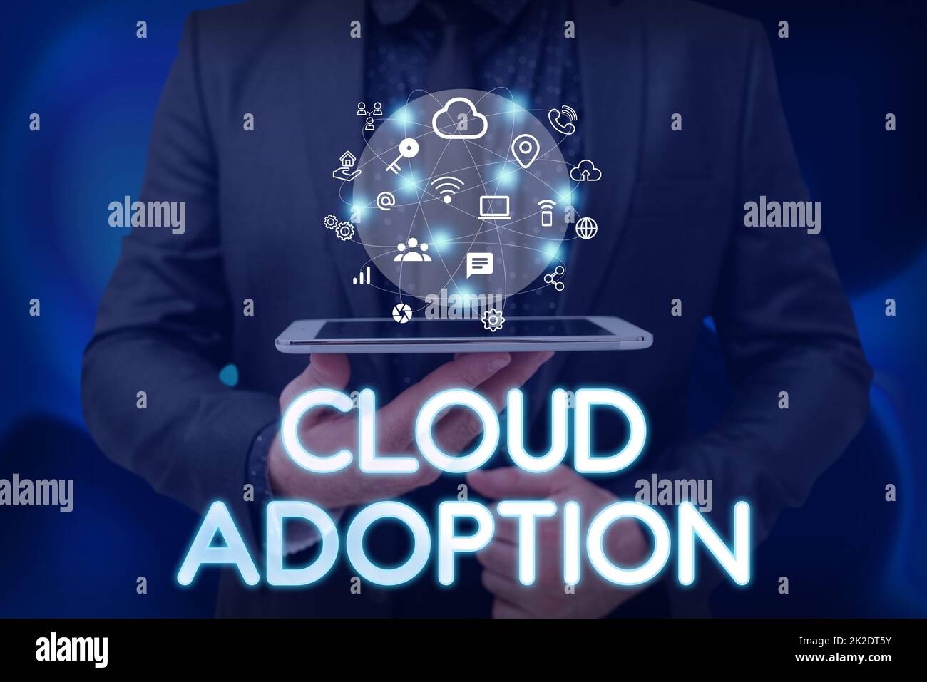 Conceptual Caption Cloud Adoption. Ein Wort über den strategischen Schritt von Organisationen zur Kostensenkung und Risikoreduzierung Bildschirm des Mobiltelefons mit der futuristischen Technologie. Stockfoto
