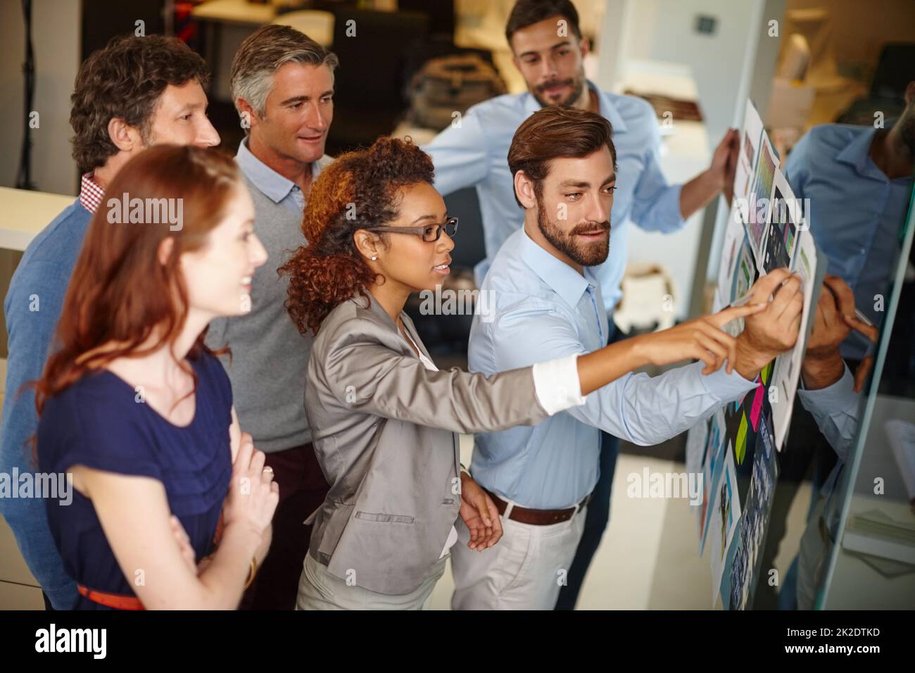 Teamarbeit nimmt ihnen Platz. Aufnahme einer Gruppe von Kollegen, die bei der Arbeit eine Brainstorming-Sitzung abhalten. Stockfoto