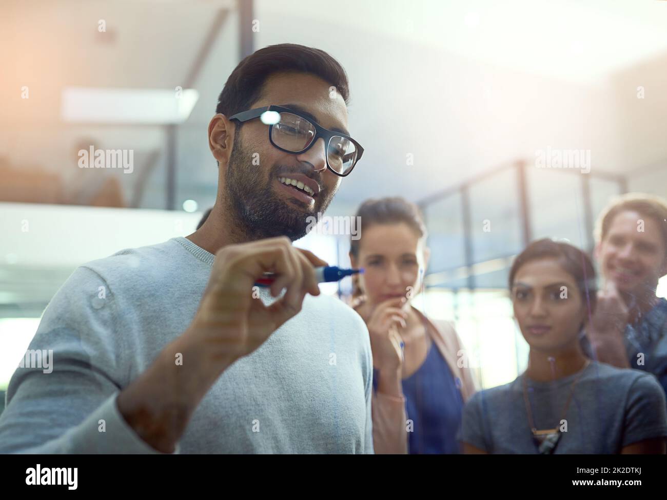 Die Kombination ihrer kreativen Talente. Aufnahme einer Gruppe von Kollegen, die bei der Arbeit eine Brainstorming-Sitzung abhalten. Stockfoto