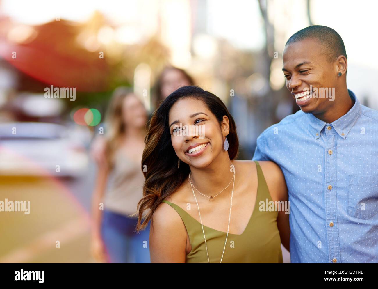 Die süßesten Tage der Liebe. Aufnahme von zwei glücklichen jungen Paaren, die einen Spaziergang durch die Stadt machen. Stockfoto