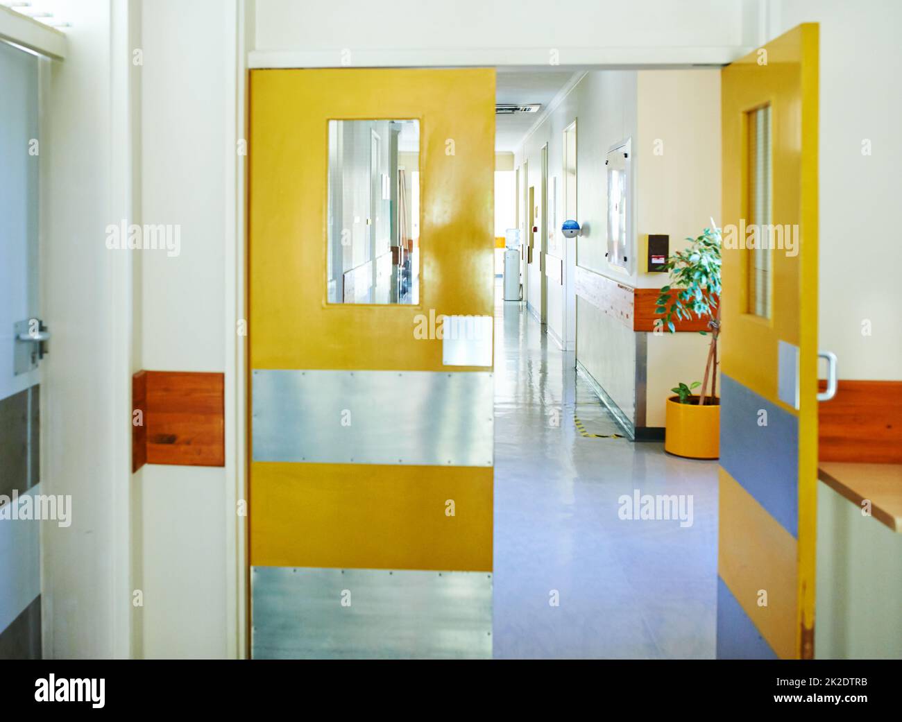 Die Tür zu guter Gesundheit. Innenaufnahme eines Krankenhauskorridors. Stockfoto