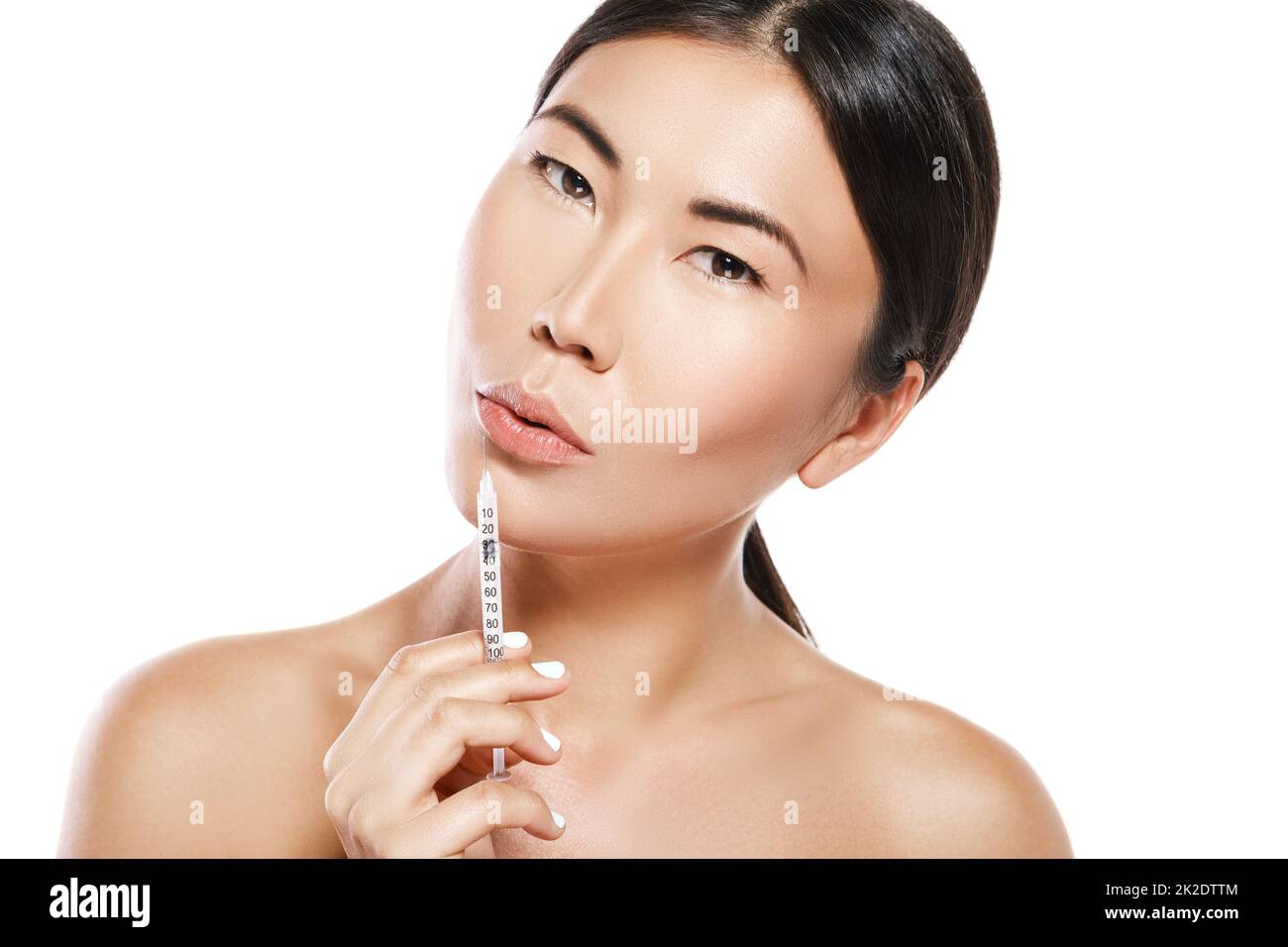 Asiatische junge Frau während der Lippenvergrößerung Verfahren. Stockfoto