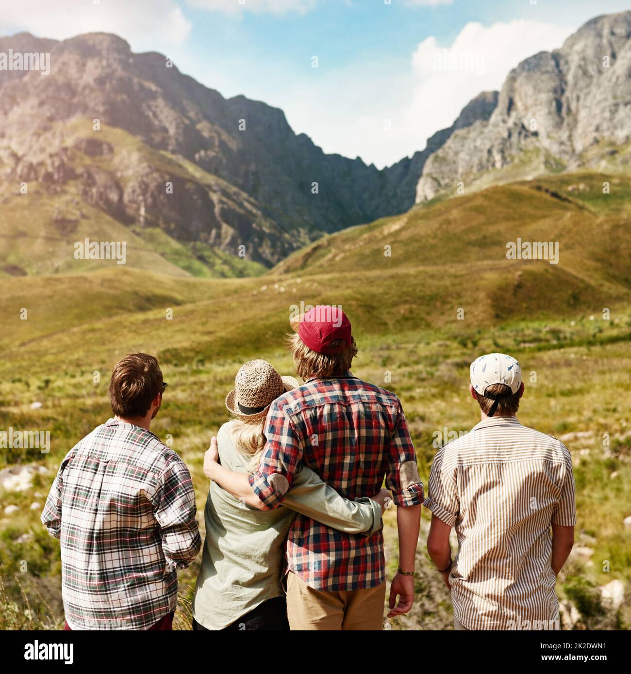 Wer weiß die Natur besser zu schätzen als mit seinen besten Freunden. Rückansicht eines jungen Paares, das einen Bergblick in der Natur bewundert. Stockfoto