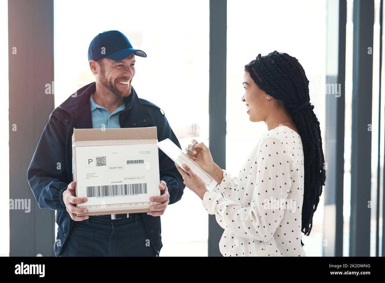 Er verfügt über hervorragende Kundendienstkenntnisse. Aufnahme eines männlichen Kuriers, der Tür zu Tür-Lieferungen machte. Stockfoto