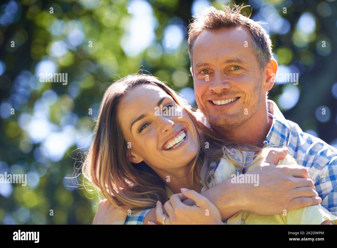 Ihre Liebe zu zeigen. Porträt eines liebevollen Paares draußen in der Sommersonne. Stockfoto