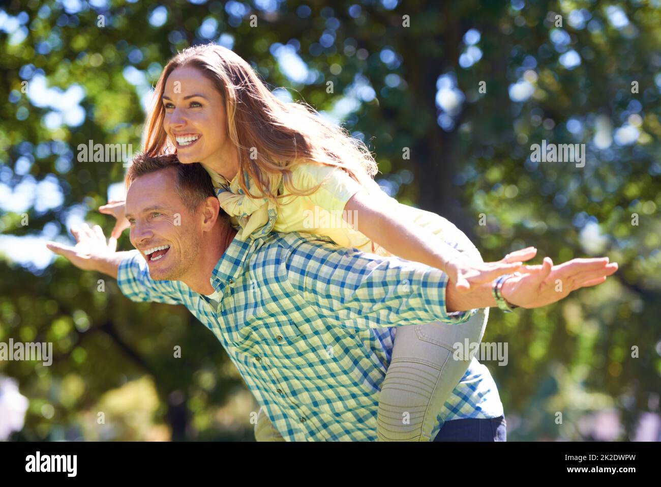 Verspielt in der Sommersonne. Aufnahme eines verspielten Paares, das die Sommersonne genießt. Stockfoto