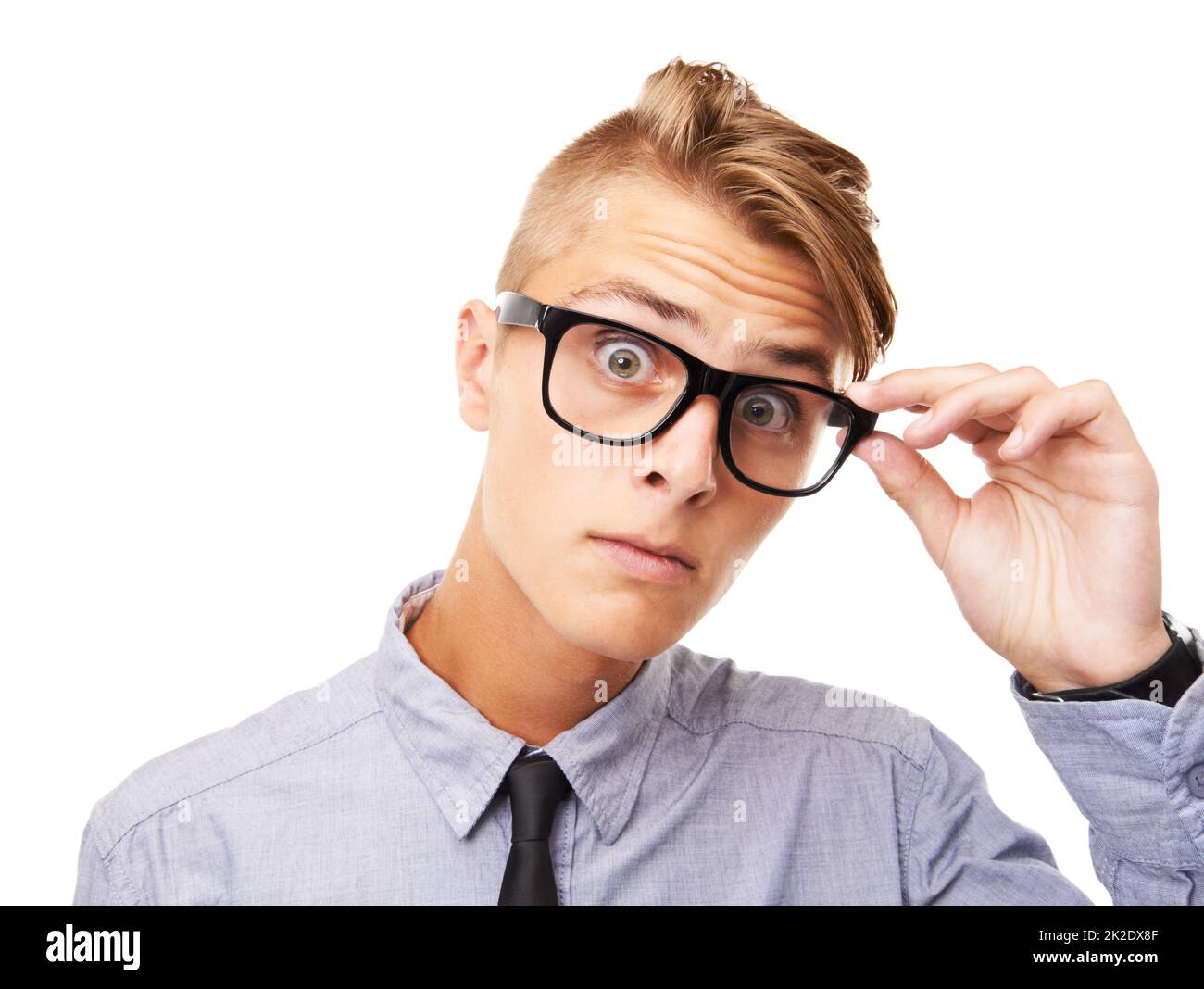 Ihr Stil ist schockierend. Studioporträt eines ausdrucksstarken jungen Mannes, der eine auf Weiß isolierte Brille trägt. Stockfoto