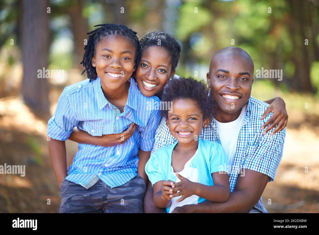 Verbringen Sie hochwertige Zeit mit der Familie im Freien. Nette afroamerikanische Familie, die gemeinsam Zeit in der Natur verbringt. Stockfoto
