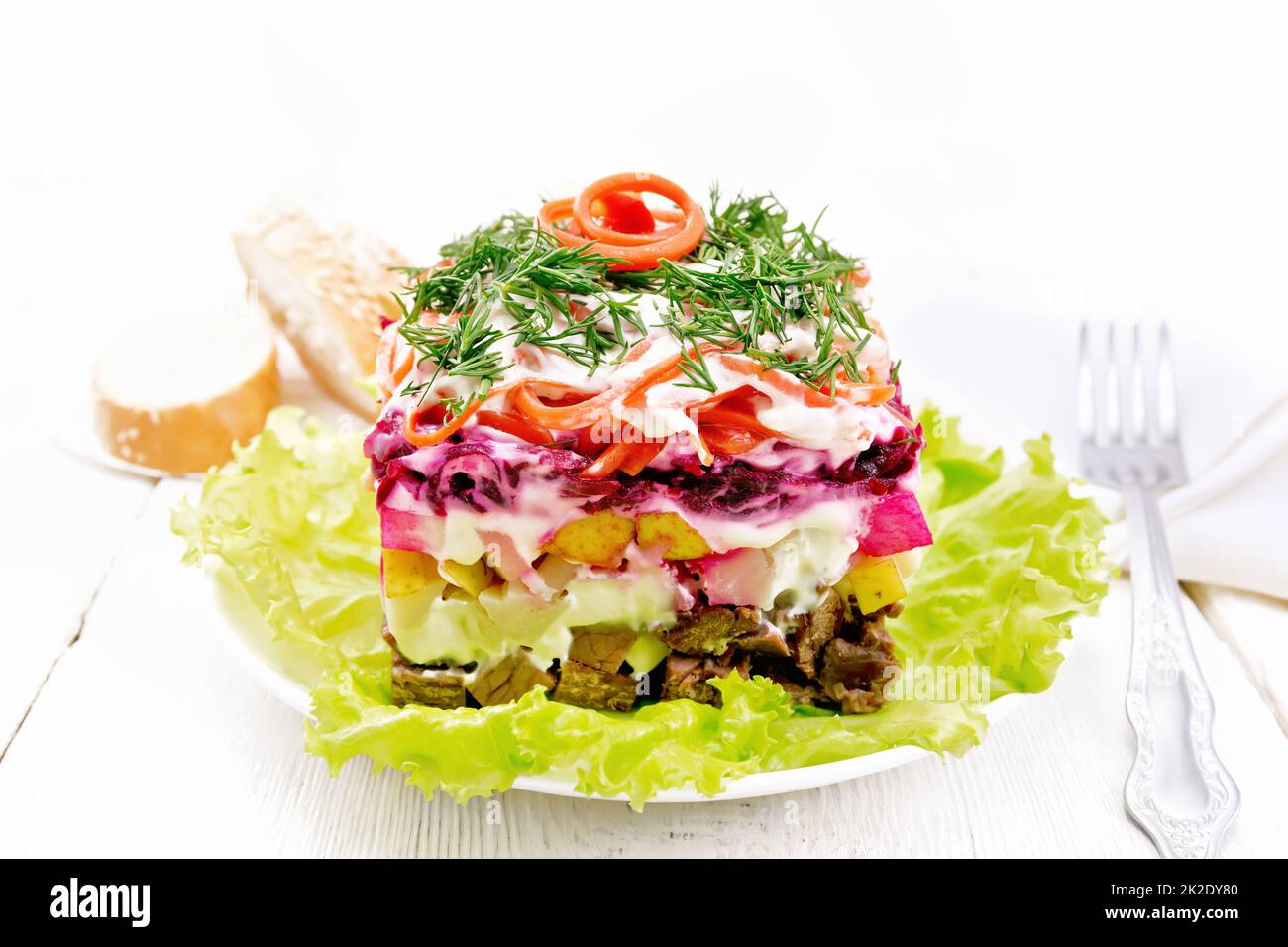 Salat mit Rindfleisch und Gemüse auf Light Board Stockfoto
