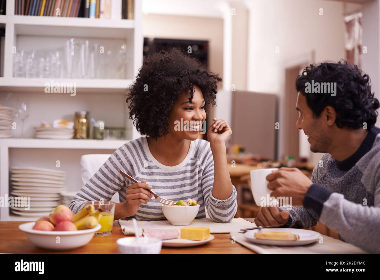 Beim Frühstück gibt es noch ein Frühstück. Aufnahme eines glücklichen Paares, das zusammen frühstücken kann. Stockfoto