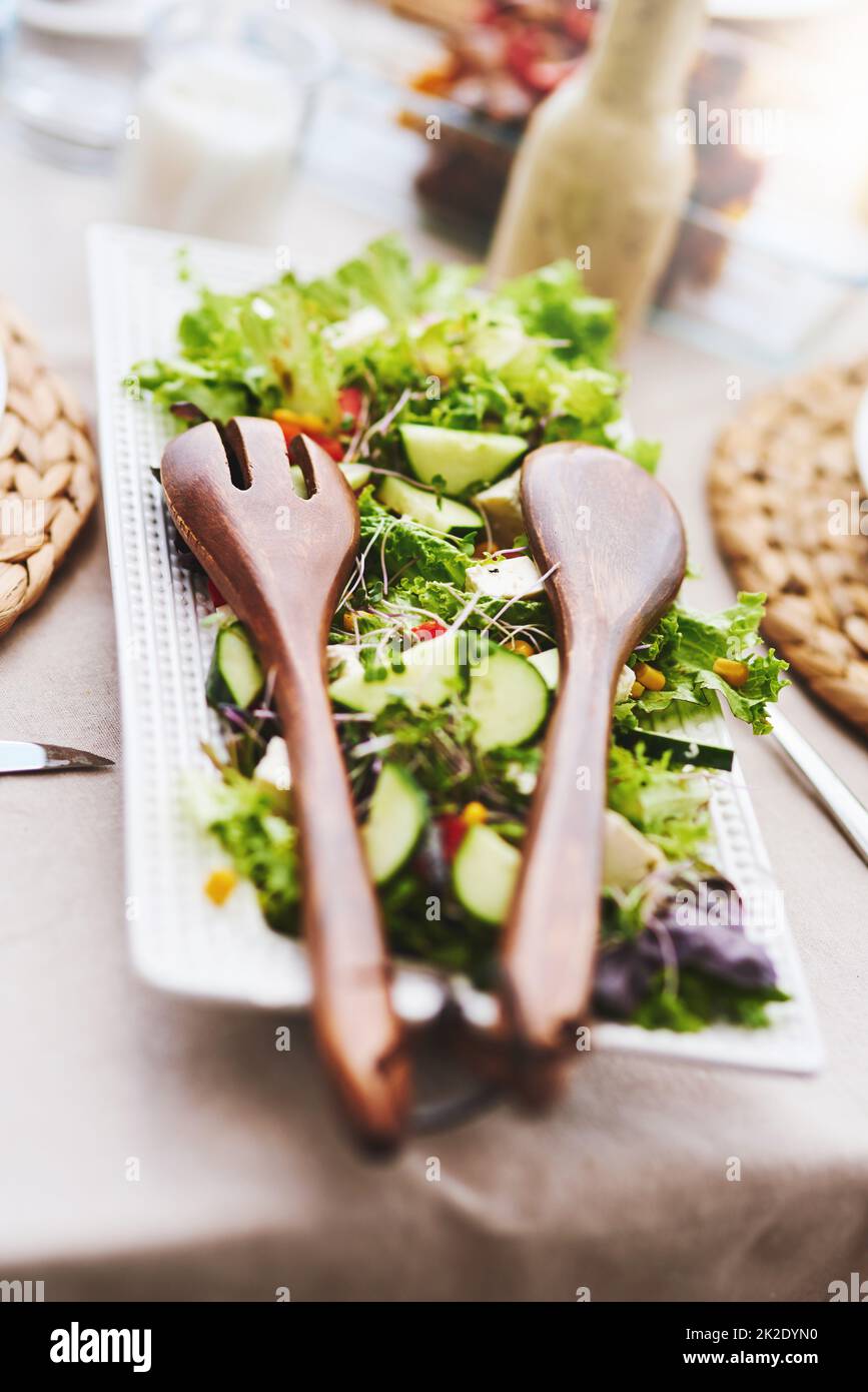 Die gesunde Alternative ist immer die leckersten. Im Freien auf einem Teller auf einem Tisch einen leckeren Salat aus der Höhe geschossen. Stockfoto