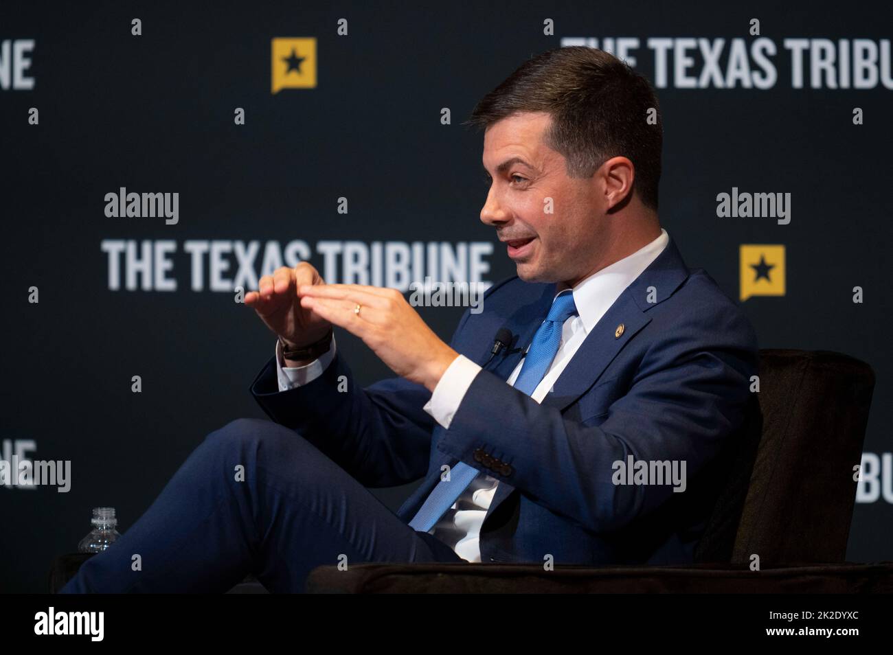 Austin, TX, USA. 22. September 2022. Der US-Verkehrsminister PETE BUTTIGIEG eröffnet das Texas Tribune Festival 2022 mit einem Interview mit dem Tribune-Redakteur Evan Smith (nicht gezeigt) im historischen Paramount Theatre in der Innenstadt von Austin. Buttigieg ist das erste offen schwule Kabinettsmitglied in der Geschichte der USA. (Bild: © Bob Daemmrich/ZUMA Press Wire) Stockfoto