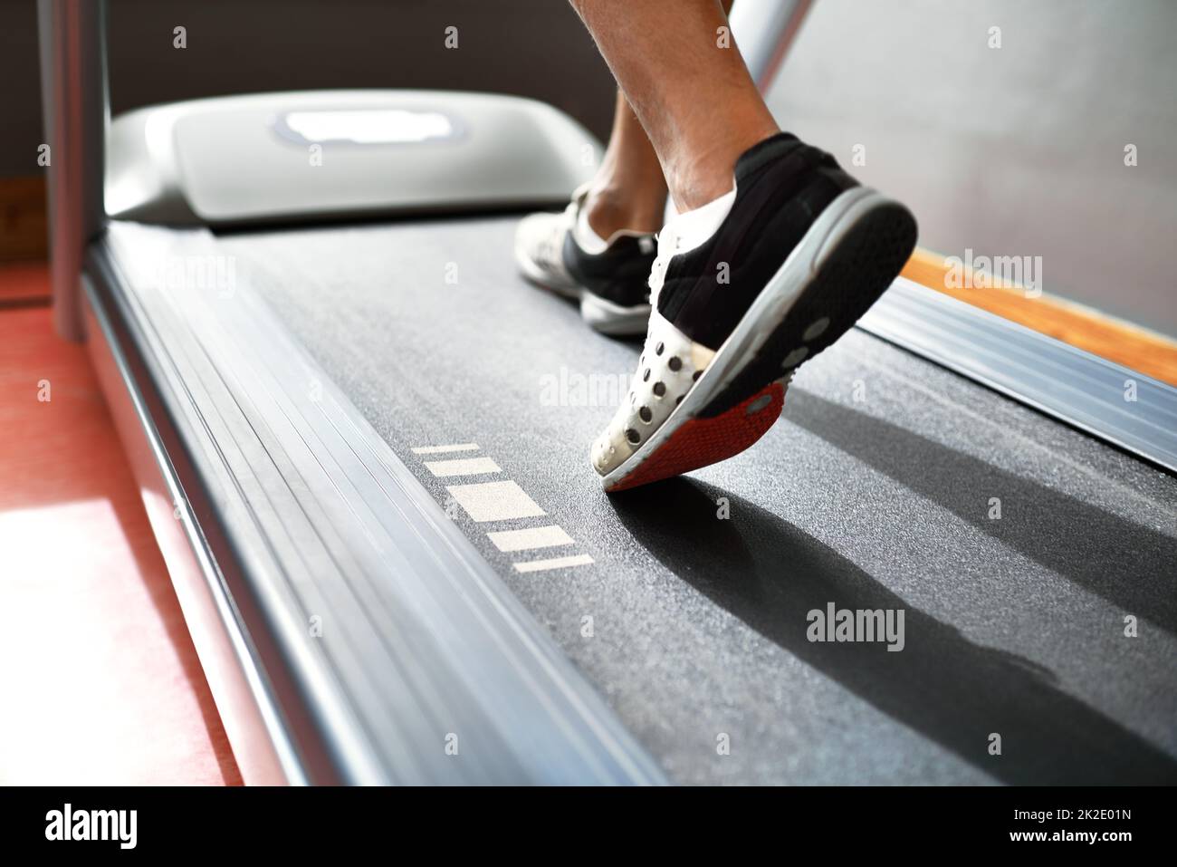 Laufen, um fit zu bleiben. Nahaufnahme eines Mannes auf einem Laufband im Fitnessstudio. Stockfoto