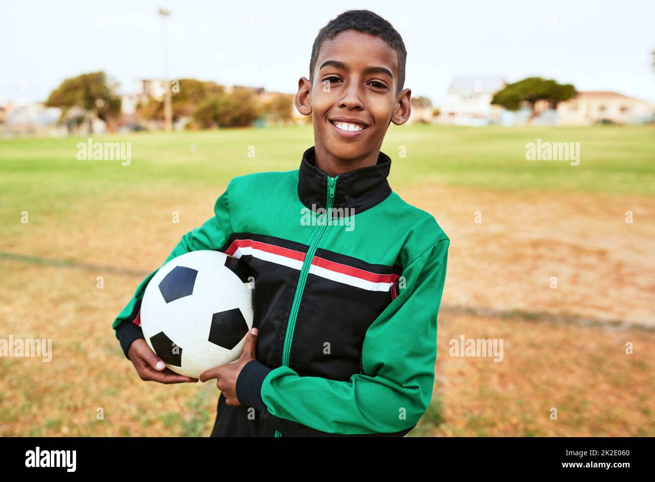 Es ist gut, Ziele zu haben. Porträt eines Jungen, der auf einem Sportplatz Fußball spielt. Stockfoto