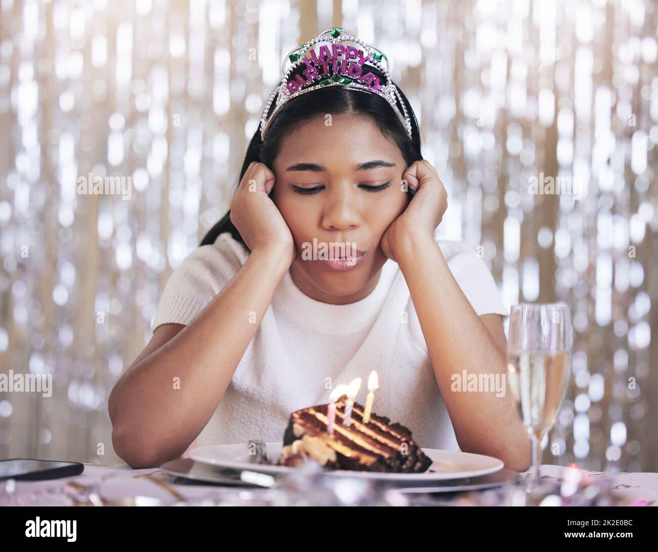 Depression, Geburtstag und Teenager gelangweilt bei der Geburtstagsfeier, isoliert von covid und stumpfen Kuchen. Compliance, Lockdown und traurige weibliche Blasen Kerzen Stockfoto