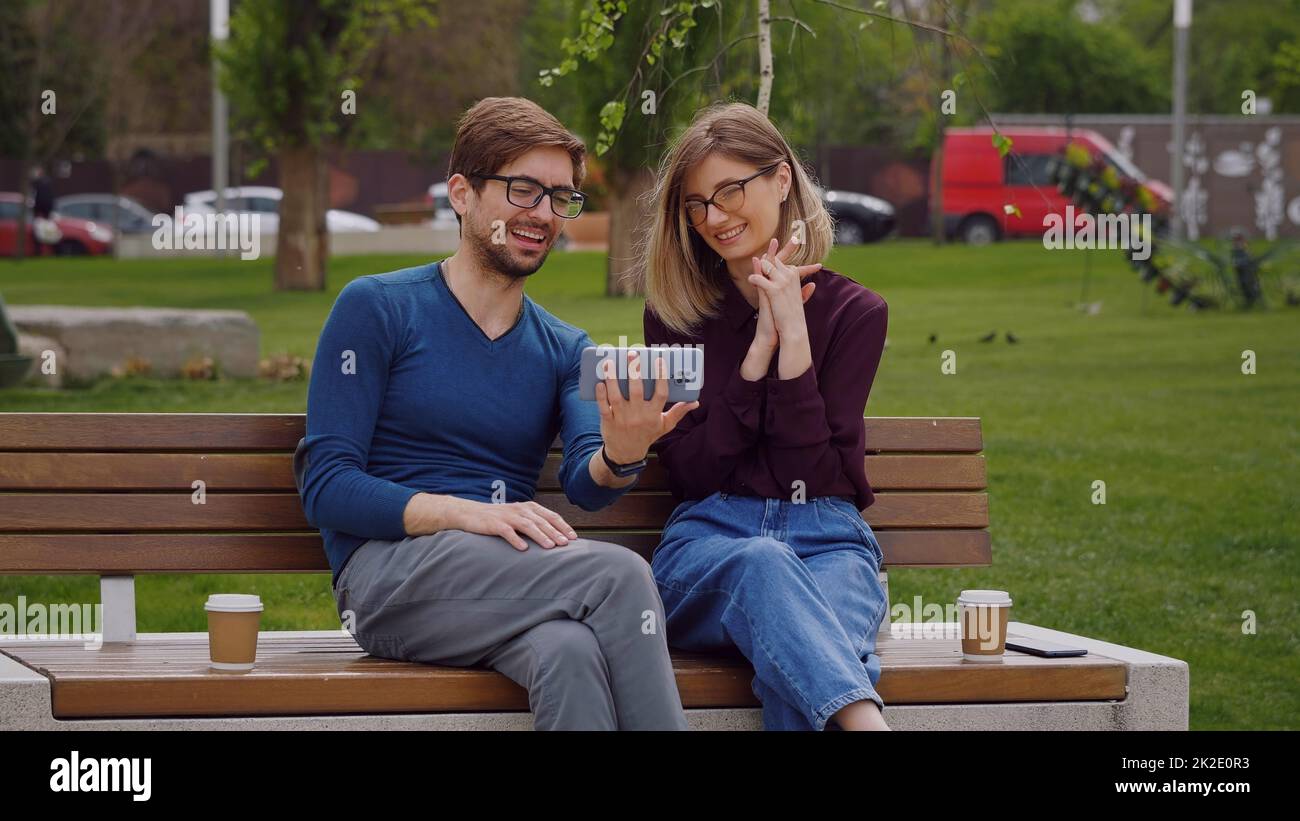 Ein junges lächelndes Paar, das ein Videogespräch führt Stockfoto
