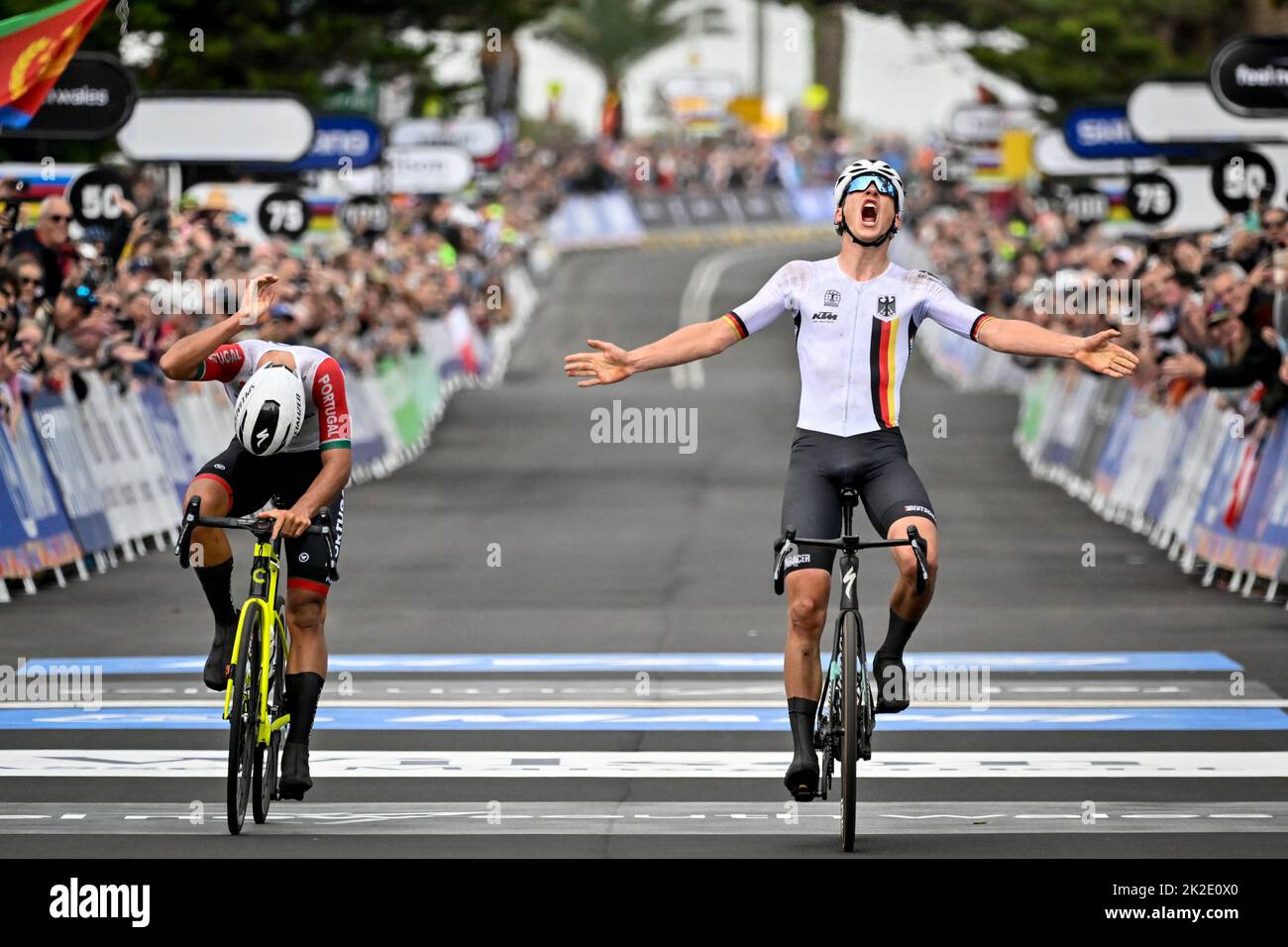 Antonio Morgado aus Portugal und der Deutsche Emil Herzog im Einsatz beim Straßenrennen der Junioren bei den UCI Road World Championships Cycling 2022 in Wollongong, Australien, Freitag, 23. September 2022. Die Worlds finden vom 18. Bis 25. September statt. BELGA FOTO DIRK WAEM Stockfoto