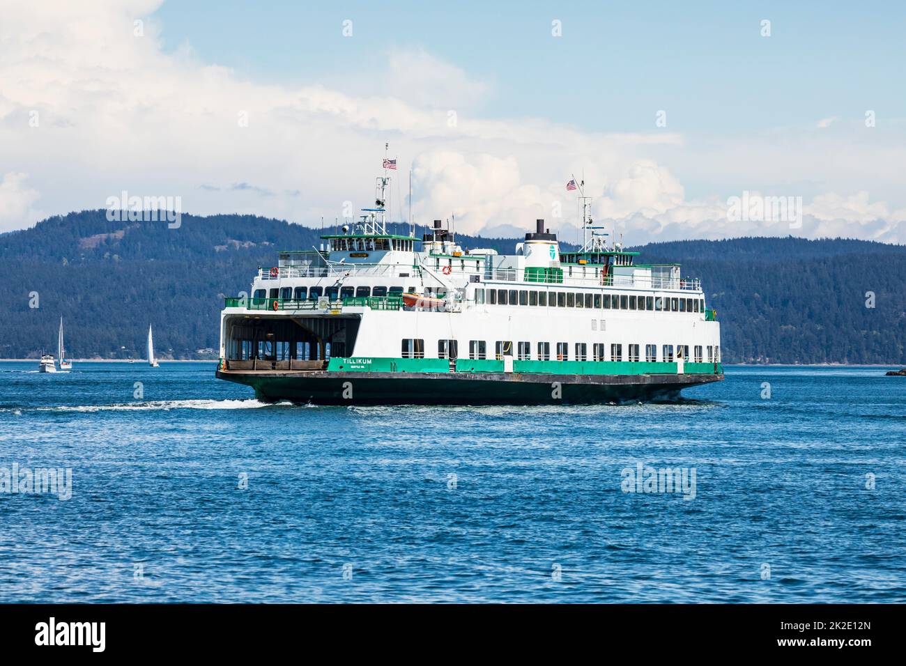 Eine Washington State Ferry in der Nähe von Orcas Island auf den San Juan Islands, Washington, USA. Stockfoto