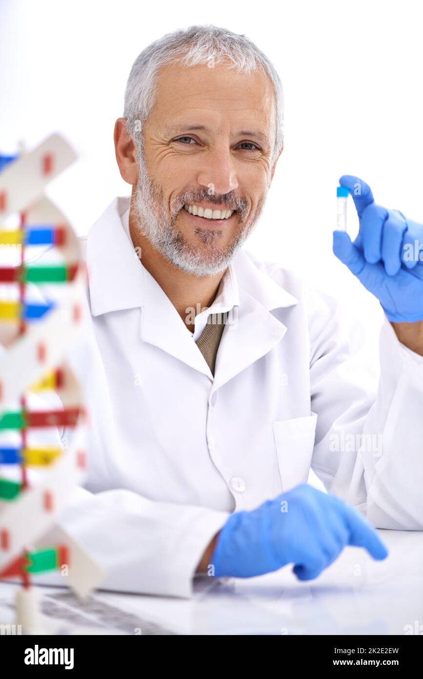 HES ein hartnäckiger Wissenschaftler. Porträt eines reifen männlichen Wissenschaftlers, der eine medizinische Probe in seinem Labor hält. Stockfoto