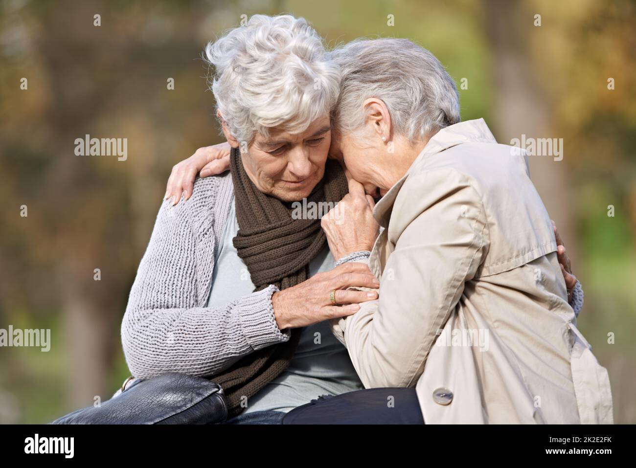 Ich bin für Sie da Beschnittene Ansicht einer älteren Frau, die sich um ihre Freundin kümmert. Stockfoto