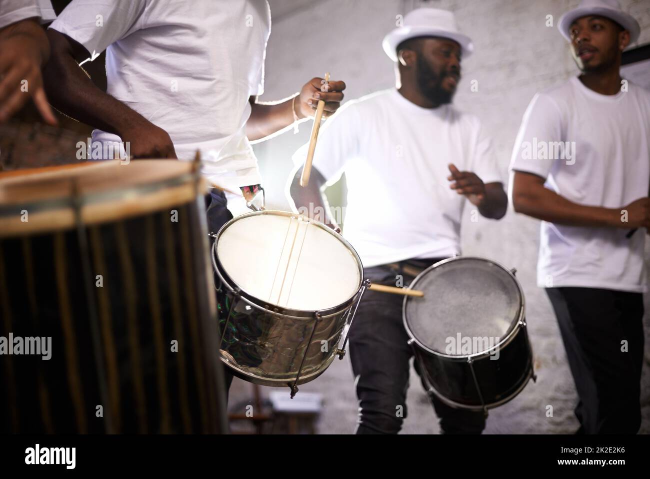 Spüren Sie den Rhythmus des Karnevals. Aufnahme einer Band, die ihre Schlaginstrumente in einer brasilianischen Umgebung spielt. Stockfoto