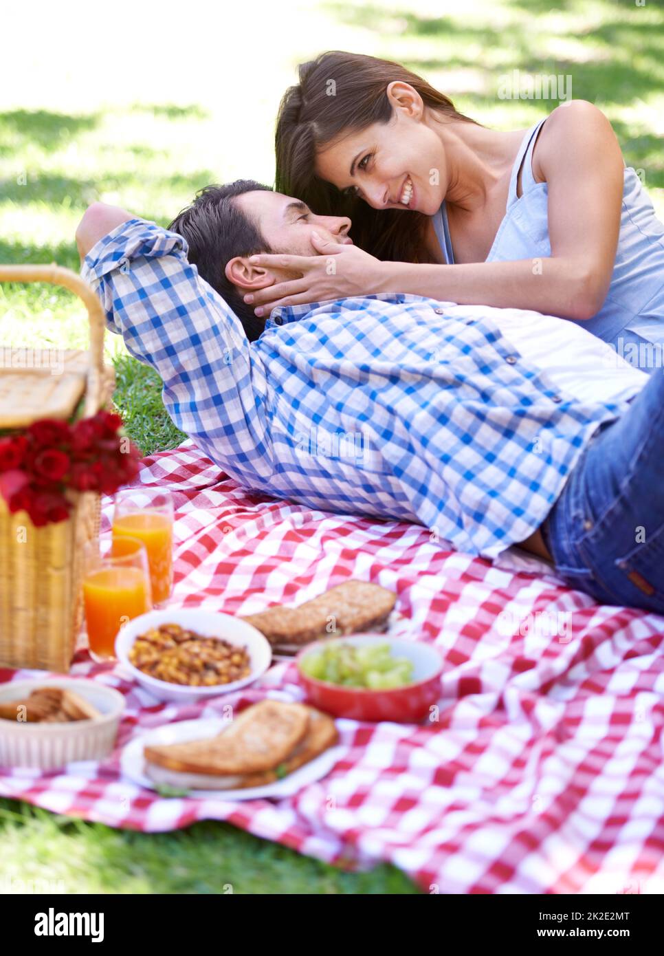 Perfektes Picknick. Ein glückliches junges Paar genießt ein Picknick in der Sommersonne. Stockfoto