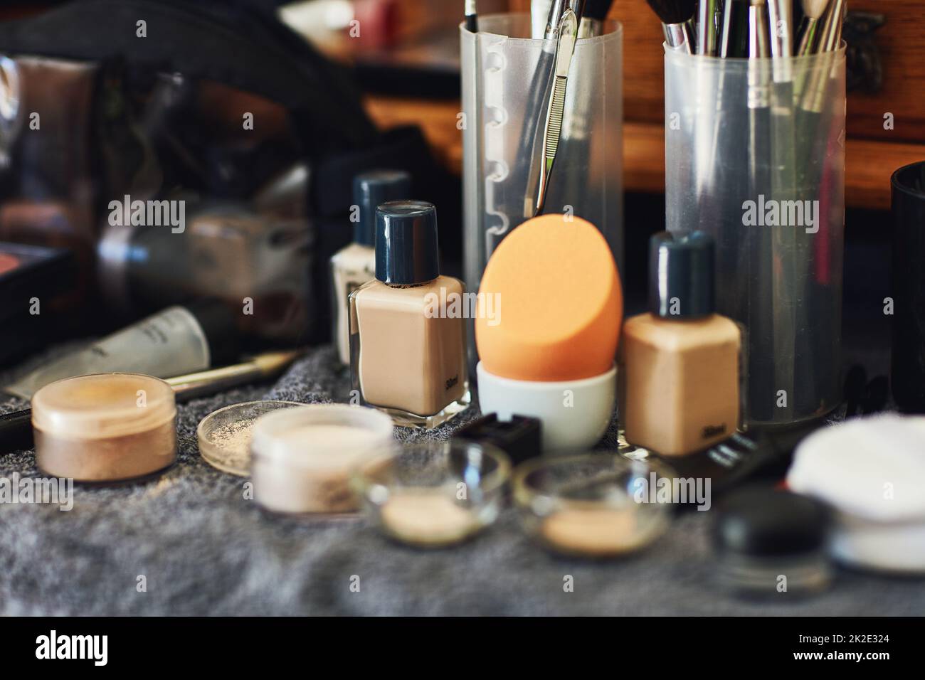 Werkzeuge der Kosmetikbranche. Aufnahme einer Vielzahl von verschiedenen Arten von Make-up auf einem Tisch gelegt. Stockfoto