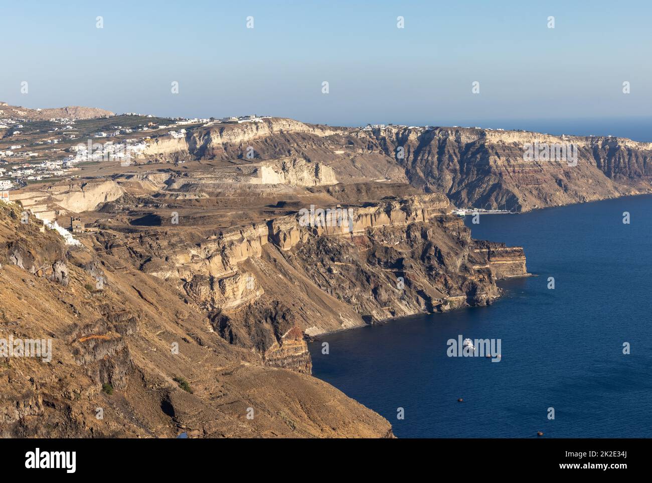 Panoramablick auf die Caldera-Klippen von Santorini vom Dorf Imerovigli auf der Insel Santorini, Griechenland Stockfoto