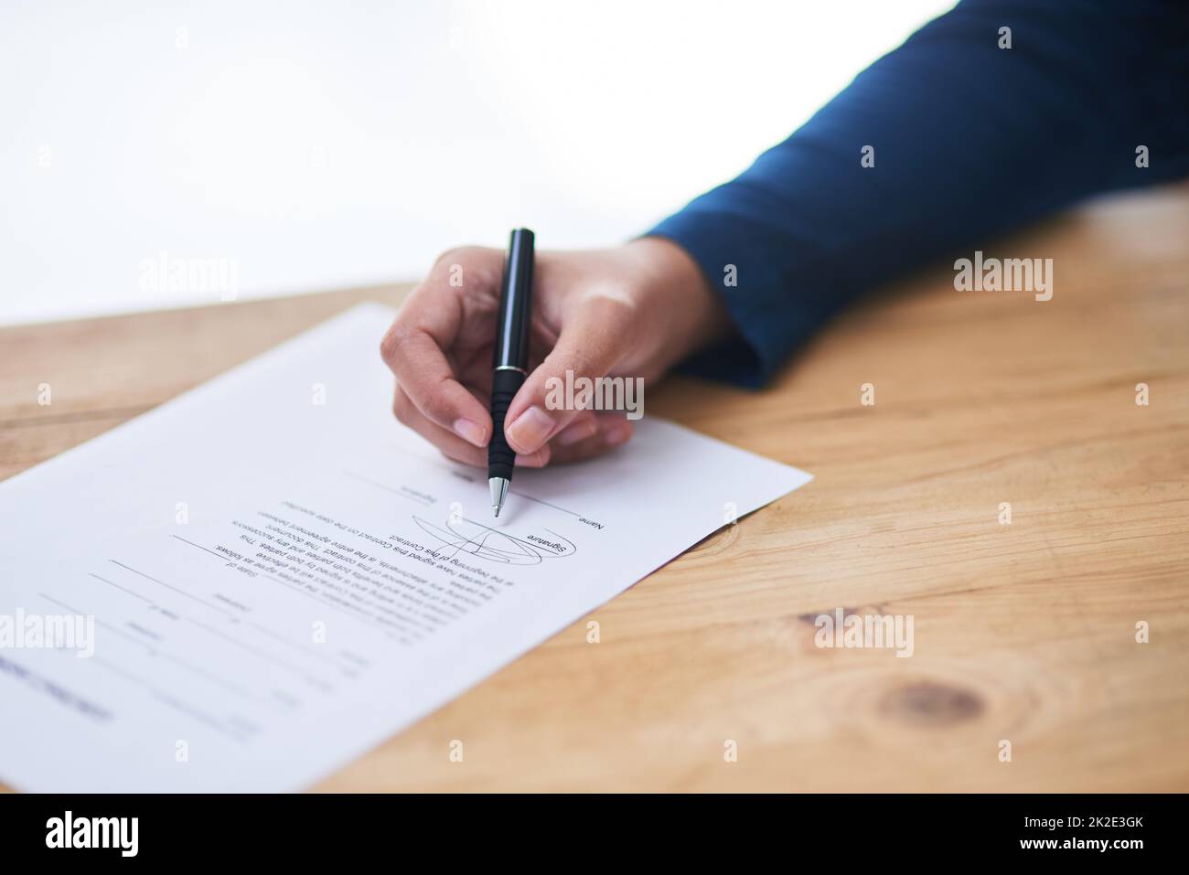 Unterzeichnung des Angebots. Aufnahme einer Person, die den Papierkram unterschreibt. Stockfoto