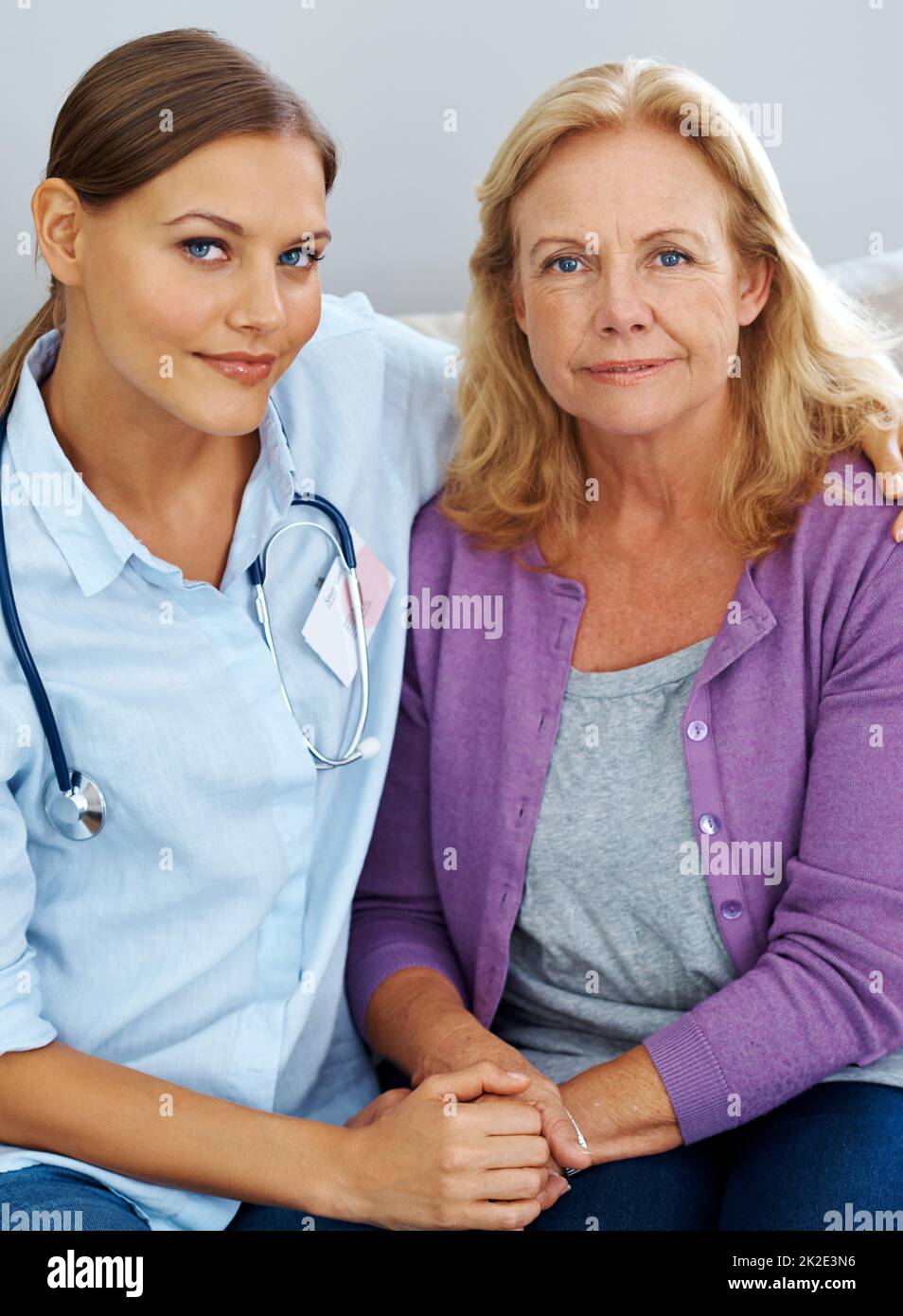 Ich möchte diesen Arzt nicht fernhalten. Porträt einer jungen Krankenschwester, die ihre Patientin unterstützt. Stockfoto