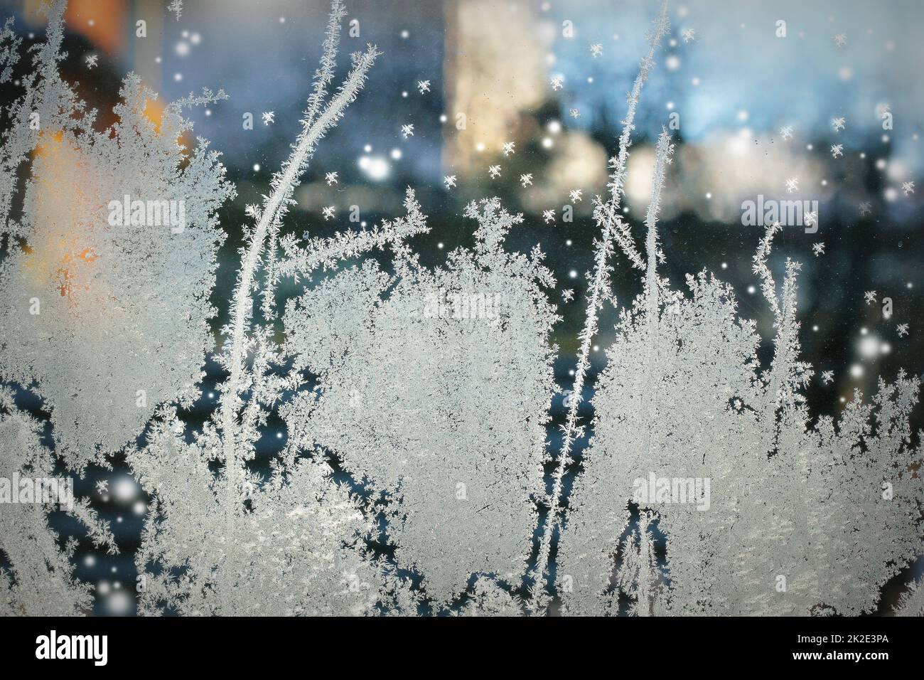 Frostige Muster auf Glas-Winterfenster Stockfoto