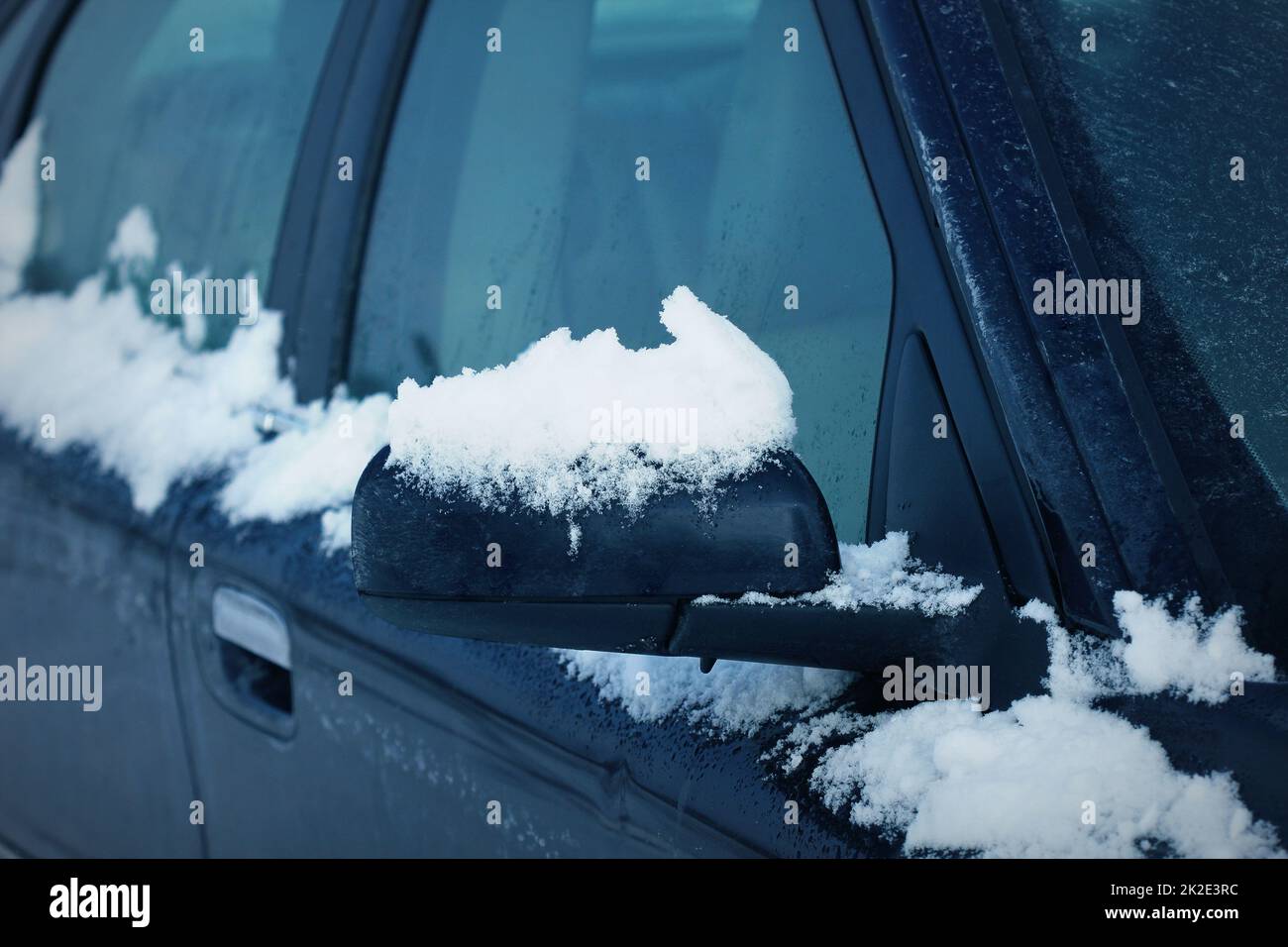 Außenspiegel des Autos, die im Winter mit Schnee bedeckt, in der Nähe Stockfoto