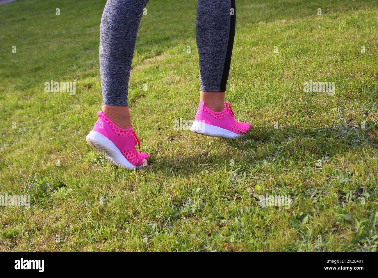 Läufer-Athlet im freien Ausführung vorbereitet. Fitness-Frau, Ausbildung und Joggen im Sommerpark Stockfoto