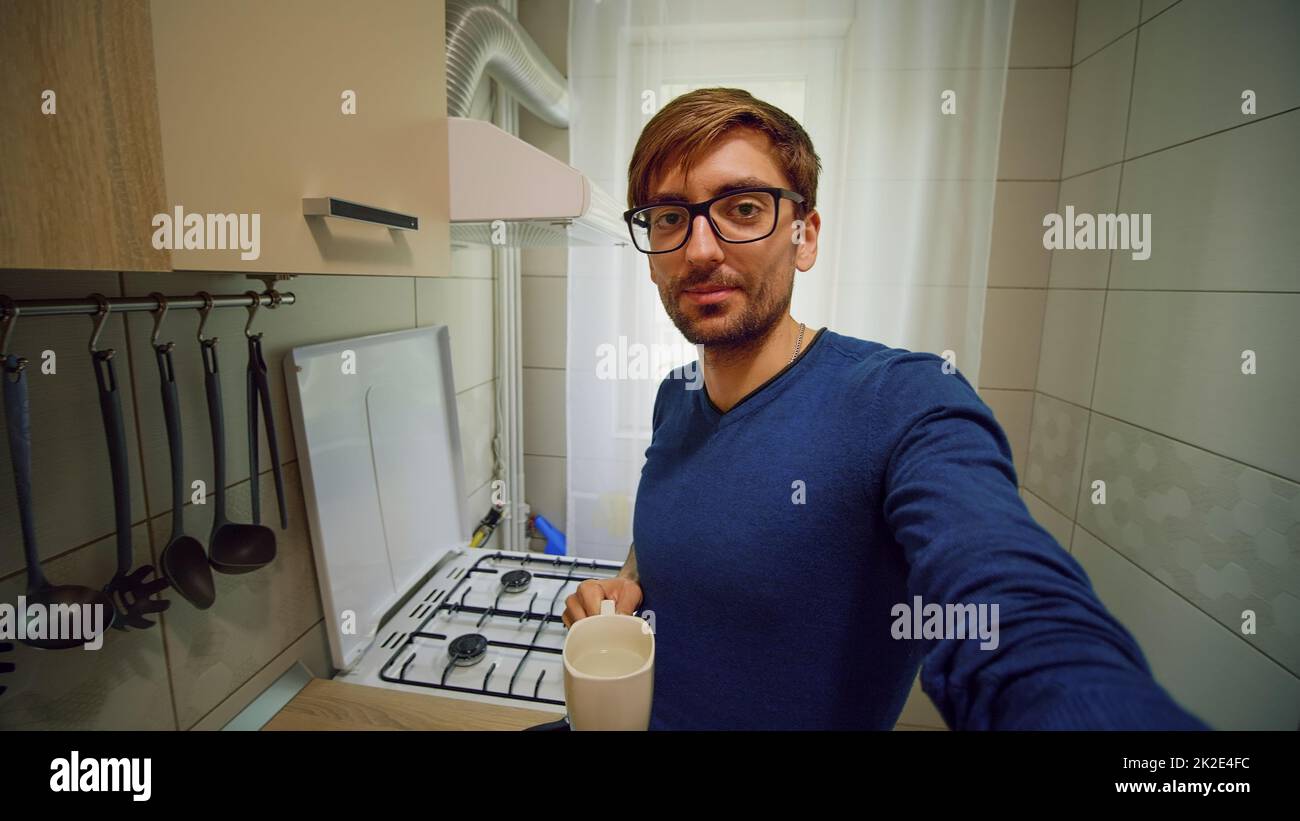 Blickwinkel eines Mannes, der ein Gerät für Online-Videoanrufe hält, mit Kamera, die spricht und Gesten in die Kamera zeigt. Internet- und Kommunikationskonzept. POV Stockfoto