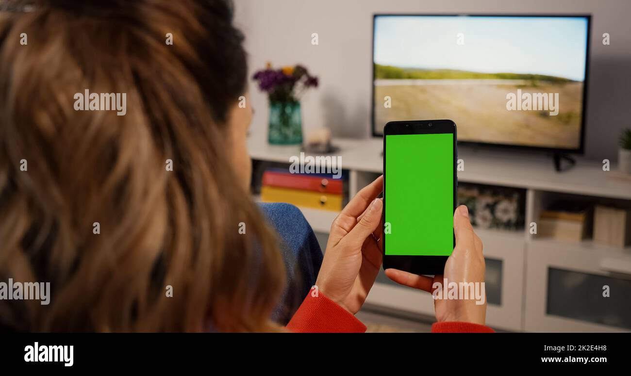Frau Hand hält einen grünen Bildschirm für Copy Space Close Up Chroma Key Mockup Smartphone-Technologie Handy scrollen und Touch-Display Close Up. Stockfoto